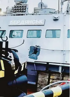  ?? Foto: Reuters ?? Svědek střetu Ukrajinské úřady ukázaly záběry lehké hlídkové lodi Berďansk, jednoho ze zadržených plavidel, se stopami po střelbě.