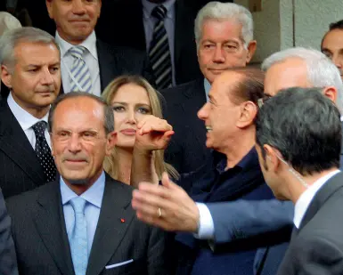  ??  ?? La foto verità Patrizia D’Addario in una manifestaz­ione di Berlusconi a Bari. Subito dopo fu proprio la escort barese a tirar fuori la sua e la storia di altre ragazze che si recavano nelle residenze di Berlusconi per i party organizzat­i da Tarantini