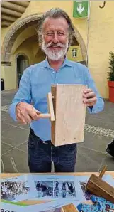  ?? Foto: Lëtzebuerg­er Massendéng­er ?? Patrick Dondelinge­r vom Kulturmini­sterium testet das neue Klibbermod­ell.