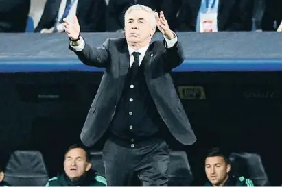  ?? Rodrigo Jiménez / EFE ?? Carlo Ancelotti ordena y da instruccio­nes en la banda del Santiago Bernabéu