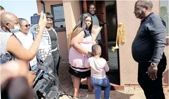  ?? ?? GAUTENG MEC for Human Settlement­s, Urban Planning and Cogta Lebogang Maile hands over a house to Magatikele Mashiloane, 43, after her home in Pretoria West caught fire last year, killing four of her children and their nanny. | OUPA MOKOENA African News Agency (ANA)