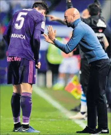  ??  ?? SIN TIEMPO. Miguel Cardoso, que dirigió su primer partido en Anoeta, debe dar con la tecla con urgencia.