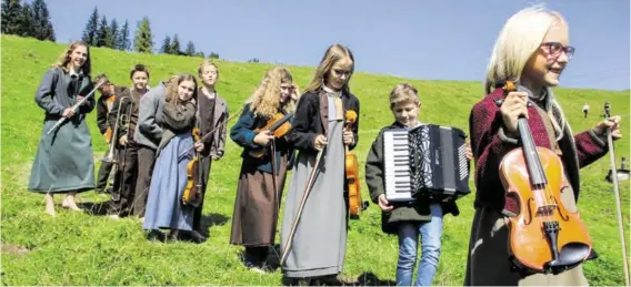  ?? BILD: SN/ANTON KAINDL ?? Die Hirtenkind­er des Salzburger Adventsing­ens auf der Loferer Alm.