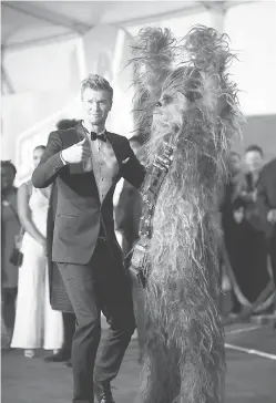  ?? — Gambar Reuters ?? CHEWBACCA: Joonas Suotamo (kiri), yang berlakon sebagai Chewbacca di dalam filem baharu bergambar bersama maskot Chewbacca.