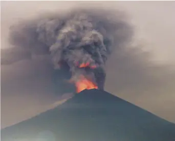  ??  ?? Le volcan Agung, lundi, en Indonésie. − Associated Press: Firdia Lisnawati