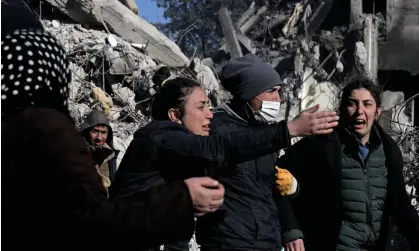  ?? Photograph: Ozan Köse/AFP/Getty Images ?? Relatives identify the body of an earthquake victim in Kahramanma­raş, southern Turkey.