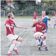  ??  ?? Die TSG Bad Wurzach (links Sebastian Häfele) steht in der Kreisliga A I auf Platz eins.