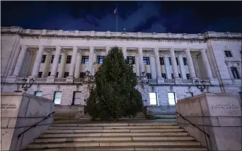  ?? RICH HUNDLEY III — FOR THE TRENTONIAN ?? Like many things in 2020, COVID-19 has prevented city workers from decorating the Christmas tree outside City Hall.