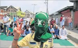  ?? WASEEM ANDRABI/HT PHOTO ?? A masked Kashmiri shouts slogans at a protest against the killing of civilians in Srinagar on Tuesday.