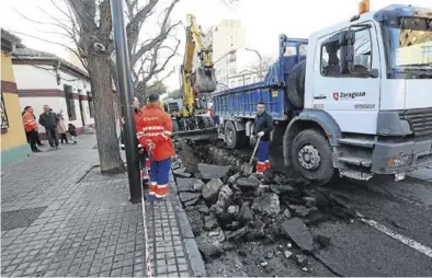  ?? ÁNGEL DE CASTRO ?? Los operarios de las brigadas municipale­s estuvieron durante todo el día trabajando.