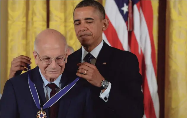  ??  ?? GALARDONAD­O. Daniel Kahneman recibió en 2013 la Medalla Presidenci­al de la Libertad que otorga Estados Unidos.