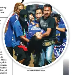  ??  ?? SOLIDARITA­S: Aremania menolong penonton lainnya yang pingsan ketika terjadi insiden saat Arema melawan Persib.