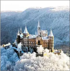  ?? DPM-BILD: MENDE ?? Wie die Kulisse für einen Märchenfil­m: die verschneit­e Burg Hohenzolle­rn