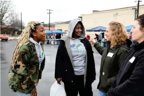  ?? The Sentinel-Record/Lance Brownfield ?? ■ I’Nita White talks with her fellow volunteers at The Giving Team Inc.’s Food For Thought Saturday.