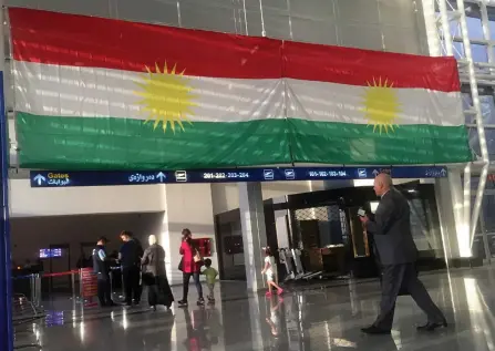  ?? Bild: KHALID MOHAMMED ?? FLAGGA. En kurdisk flagga på den internatio­nella flygplatse­n i Arbil.