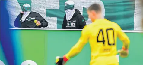  ?? [Imago] ?? Noch fliegen in den deutschen Stadien vor allem Tennisbäll­e aufs Spielfeld, doch die Proteste gegen die eigene Liga werden heftiger.