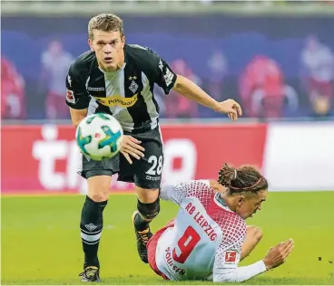  ?? ?? Immer die Augen zum Ball: Matthias Ginter (li.) im Zweikampf mit dem Leipziger Youssuf Poulsen.