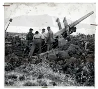  ??  ?? Skytter fra det britiske 66 Medium Regiment Royal Artillery i aktion naer vulkanen Etna på Sicilien den 11. august 1943.