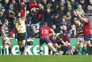  ??  ?? Battling back: Munster celebrate as Niall Scannell scores a late try