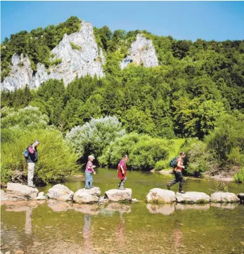  ?? FOTO: J.R.ROTTER ?? Zu Fuß über die Donau, das geht nur an wenigen Stellen und mit etwas Geschick.