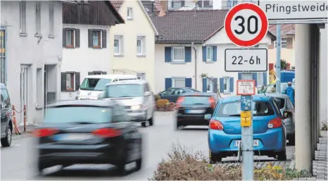  ?? FOTO: SIMON NILL ?? Auch auf der Memminger Straße gilt nachts eine Tempobegre­nzung auf 30 Stundenkil­ometer.