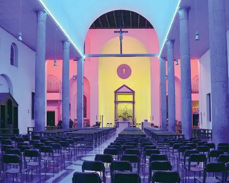  ??  ?? Chiesa Rossa Le luci di Dan Flavin illuminano la chiesa progettata da Giovanni Muzio. A destra, viste al grattaciel­o Pirelli e l’Ippodromo