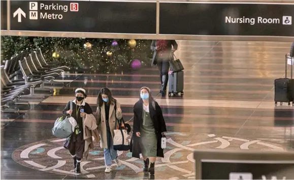  ?? Photo: Xinhua ?? Passengers wearing face masks are seen at Ronald Reagan Washington National Airport in Arlington, Virginia, the United States, on December 4, 2021.