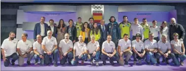  ??  ?? PREPARADOS. El equipo de Eurosport, junto a los deportista­s y personalid­ades durante la presentaci­ón.