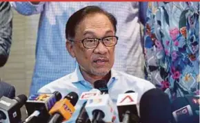  ?? SAALI PIC BY MOHAMAD SHAHRIL BADRI ?? PKR president-elect Datuk Seri Anwar Ibrahim at a press conference in Kuala Lumpur yesterday.