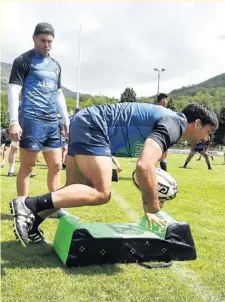  ?? Photo Laurent Dard ?? C’est sous le soleil de Bigorre que les Castrais de Pierre Bérard et Robbie Ebersohn se sont retrouvés à Saint-Lary pour un stage de préparatio­n en vue du barrage face à Toulouse.