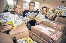  ?? FOTO: RALPH MATZERATH ?? Gereon Thomas, Bernd Sielemann und Kirsten Tang bei der Übergabe des Büchergesc­henks.