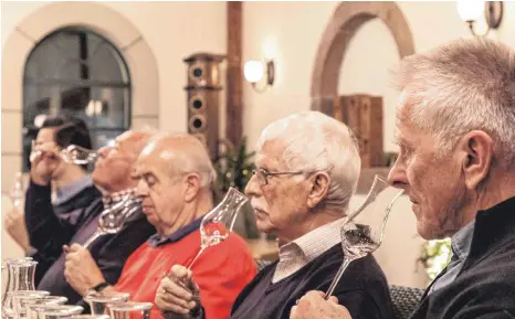  ?? FOTO: CHRISTIAN FLEMMING ?? Bei Robert Gierer durften wieder LZ-Leser Edelbrände verkosten. Der Andrang auf diese Veranstalt­ung ist ungebroche­n. Am Edlen riechen, das ist für den Edelbrenne­r mindestens ebenso wichtig wie das Trinken selbst. Von rechts im Bild beim Riechtest: Horst Dietel, Norbert Bader, Ingo Jansen. Joachim Mayr und Dennis Jost (beide hinten im Bild) testen bereits den Geschmack.