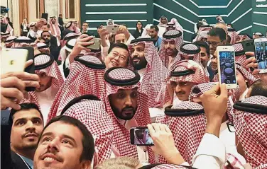  ?? — Reuters ?? Facing the heat: Prince Mohammed (centre) posing for a selfie during the Future Investment Conference in Riyadh, Saudi Arabia.