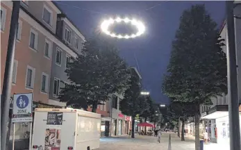  ?? FOTO: SCHNELL INGENIEURE ?? So strahlen die neuen Leuchten in der Tuttlinger Fußgängerz­one, die in der vergangene­n Woche installier­t worden sind.