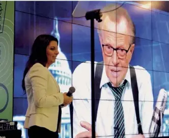  ??  ?? Margarita Simonyan, rédactrice en chef de Russia Today. A l’écran, l’ancien journalist­e de CNN Larry King, qui a rejoint la chaîne et anime une émission politique.