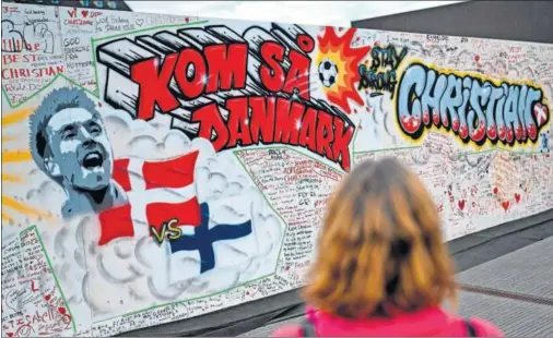  ??  ?? El mural en honor a Eriksen se sigue llenando de mensajes de apoyo al capitán, que ya ha sido intervenid­o del corazón.