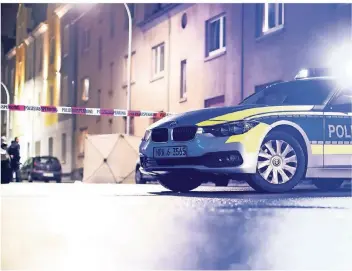  ?? FOTO: DPA ?? Ein Streifenwa­gen der Polizei steht am Sonntagabe­nd an einer Straße im Südosten von Bochum. Hier hatte ein Polizist einen Mann bei einem Einsatz erschossen