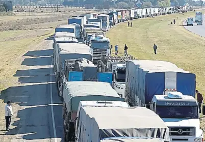  ??  ?? LARGAS COLAS. LA CONCENTRAC­ION DE LA CARGA EN LOS CAMIONES GENERA CUELLOS DE BOTELLA EN LOS PUERTOS.