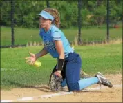  ?? GENE WALSH — DIGITAL FIRST MEDIA ?? North Penn’s Victoria Juckniewit­z knocks down the ball along the third base line during the Knights’ District 1-6A second round game against Quakertown Wednesday.
