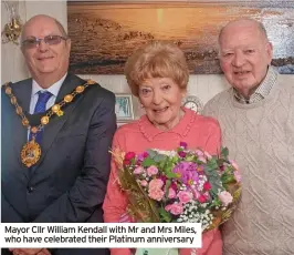  ?? ?? Mayor Cllr William Kendall with Mr and Mrs Miles, who have celebrated their Platinum anniversar­y