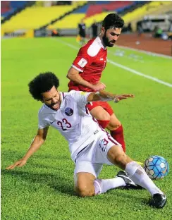  ?? Foto: dpa/Dusa Abas ?? Der Syrer Omar Kharbin (r.) erzielte beide Treffer gegen Katar.