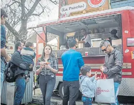  ??  ?? Para todos. Los panchos gourmet, una de las opciones de la feria.