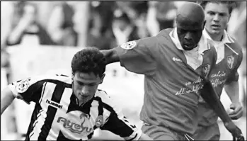  ?? Associated Press ?? PITCHED BATTLE — Udinese’s Pineda, left, challenges for the ball with Bari’s Phil Masinga, during a 1998 match in Udine Italy. Masinga, who scored the goal that took South Africa to the World Cup for the first time, has died at age 49.