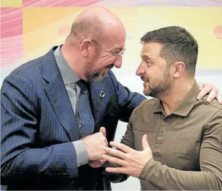  ?? Foto: Afp ?? Charles Michel saluda a Volodimir Zelenski en la visita de ayer del líder ucraniano a la reunión del G7.