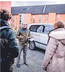  ?? FOTO: ORT ?? Lajos Talamonti sitzt bei der Fahrt am Steuer. Er und die zwei anderen Mitglieder der Performanc­egruppe Interroban­g haben das Stück entwickelt.