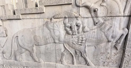  ??  ?? Vom militärisc­hen Säbelrasse­ln im Nahen Osten akut bedroht: das 2500 Jahre alte Relief in der antiken Residenzst­adt Persepolis.