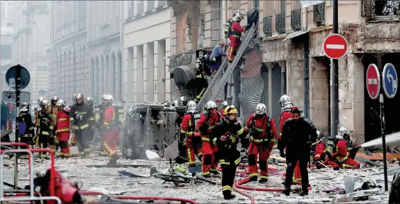  ??  ?? Bombeiros usaram escadas para ajudar os moradores dos pisos superiores a saírem de casa uma vez que o piso de baixo ficou totalmente destruído