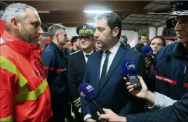  ?? (Photo Eric Ottino) ?? Après s’être rendu au Muy (Var), Christophe Castaner est venu en fin d’aprèsmidi à la rencontre des sapeurs-pompiers à Cagnes.