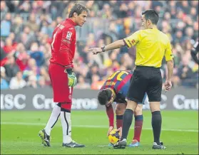  ?? FOTO: E. OMEDES ?? Leo Messi antes de lanzar un penalti a Diego Alves en el Camp Nou en la 2013-14