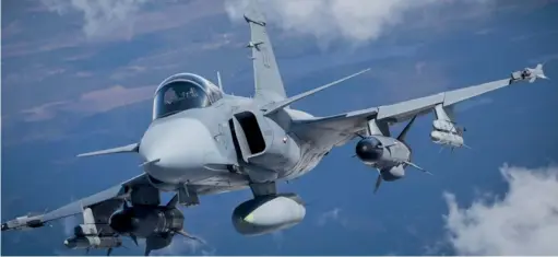  ?? (© Saab) ?? Le Gripen équipe toujours plusieurs forces aériennes européenne­s, mais la version « E/F », pressentie pour les marchés slovaque et suisse en leur temps, tarde à concrétise­r ses promesses ailleurs qu’au Brésil.